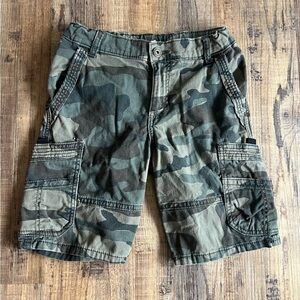 Wrangler Green Cargo Shorts with Camouflage Pattern